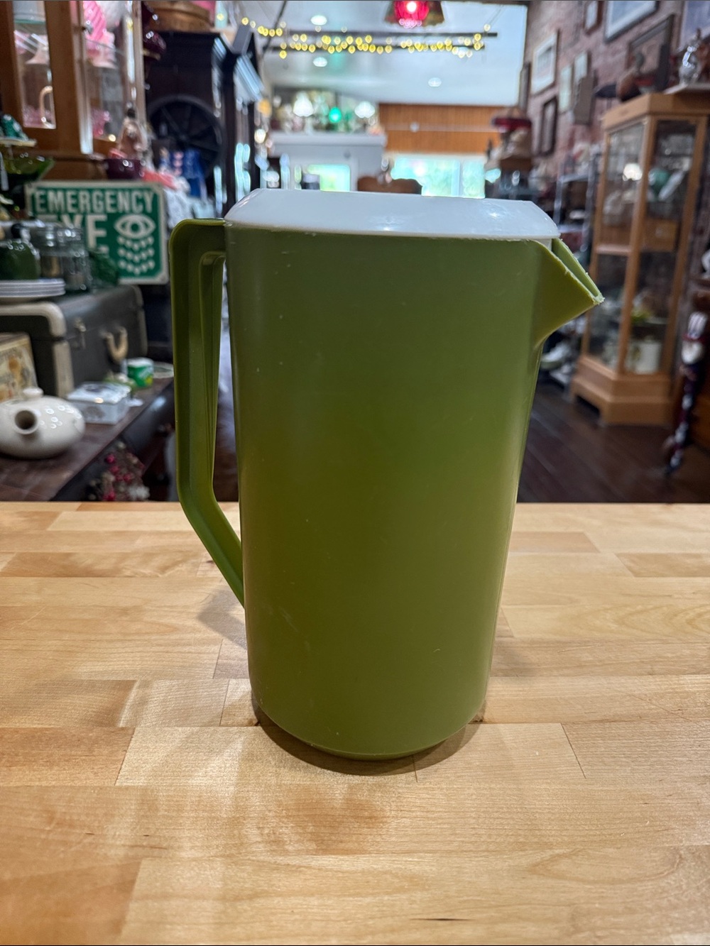 Avocado Green Plastic Pitcher with White Lid - Vintage Rubbermaid J-2445 2
